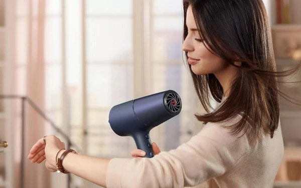 so sánh máy sấy tóc ion âm với máy sấy tóc truyền thống